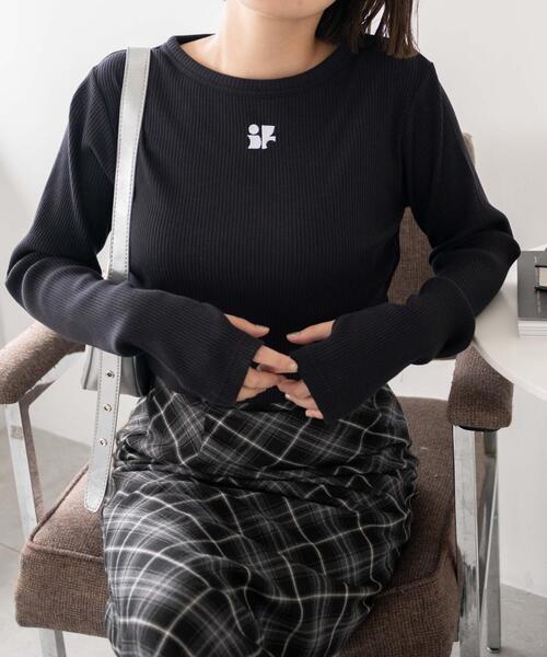 WEGO（ウィゴー）の「WEGO/ワンポイントデザインフィンガーホールリブロンT（Tシャツ/カットソー・レディース・オフホワイト/ホワイト系その他5/ブラック/ブラック系その他5・FREE）」の18枚目の写真