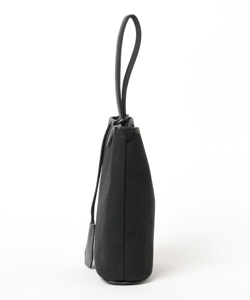 BEAMS F（ビームスエフ）の「THE SOLE / MICHAEL ポリエステルキャンバス ワンハンドバッグ（トートバッグ・メンズ・チャコールグレー・ONE SIZE）」の2枚目の写真