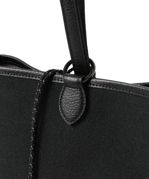 BEAMS F（ビームスエフ）の「THE SOLE / MICHAEL ポリエステルキャンバス ワンハンドバッグ（トートバッグ・メンズ・チャコールグレー・ONE SIZE）」の5枚目の写真