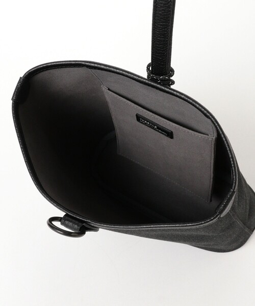 BEAMS F（ビームスエフ）の「THE SOLE / MICHAEL ポリエステルキャンバス ワンハンドバッグ（トートバッグ・メンズ・チャコールグレー・ONE SIZE）」の7枚目の写真