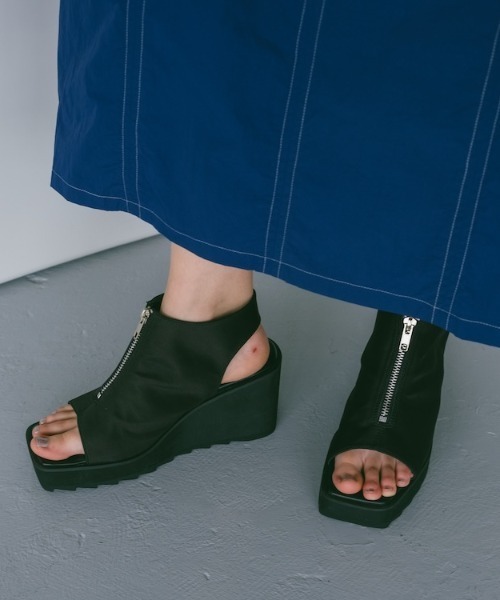 sahara（サハラ）の「Zip Up Sandals/ジップアップサンダル（サンダル・レディース・ブラック/シルバー/ブロンズ・L/S/M）」の2枚目の写真