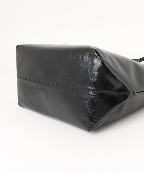CHARLES & KEITH（チャールズ & キース）の「Sianna シアンナ スローチーホーボーバッグ（ショルダーバッグ・レディース・クリーム/ブラック・L）」の6枚目の写真