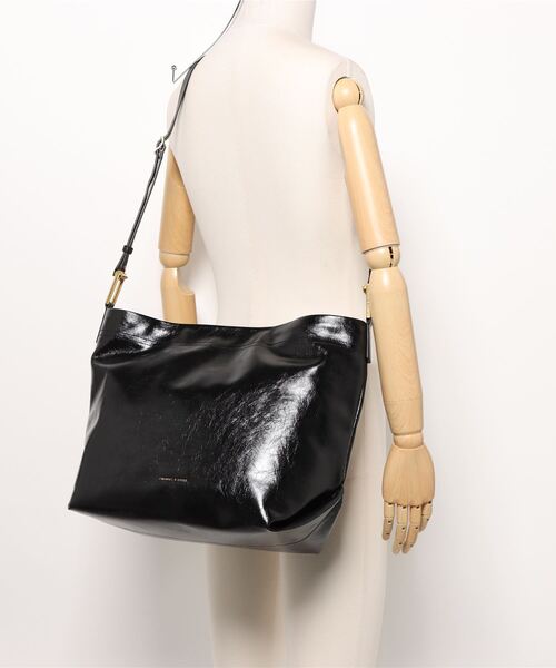CHARLES & KEITH（チャールズ & キース）の「Sianna シアンナ スローチーホーボーバッグ（ショルダーバッグ・レディース・クリーム/ブラック・L）」の4枚目の写真