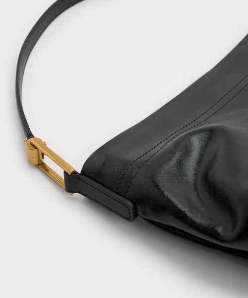 CHARLES & KEITH（チャールズ & キース）の「Sianna シアンナ スローチーホーボーバッグ（ショルダーバッグ・レディース・クリーム/ブラック・L）」の14枚目の写真