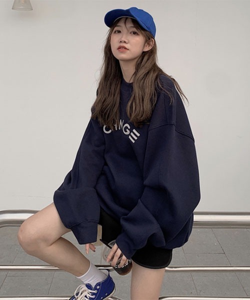 Mayree(メイリー)の「【Mayree】 英字デザイン 長袖 トレーナー スウェット(スウェット・レディース・ネイビー/グレー/チャコールグレー/アイボリー・MEDIUM/LARGE/X-LARGE)」の4枚目の写真