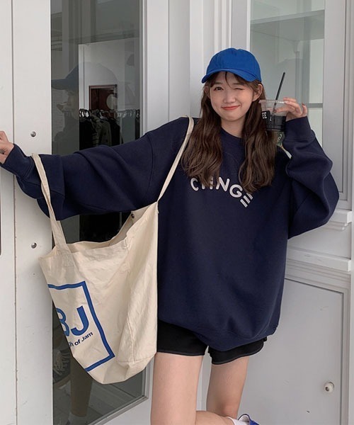 Mayree(メイリー)の「【Mayree】 英字デザイン 長袖 トレーナー スウェット(スウェット・レディース・ネイビー/グレー/チャコールグレー/アイボリー・MEDIUM/LARGE/X-LARGE)」の10枚目の写真