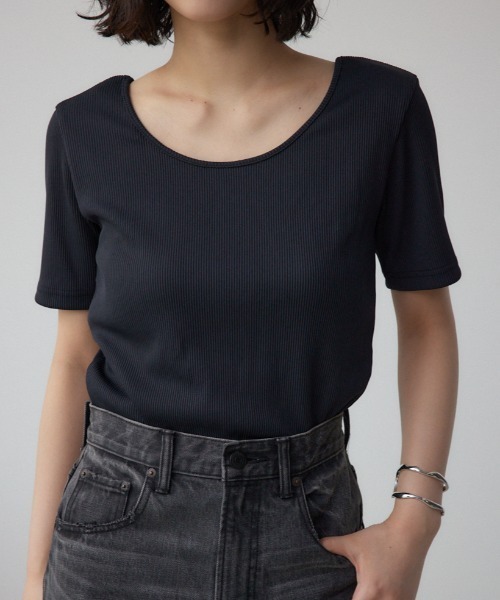 AZUL by moussy（アズールバイマウジー）の「2WAYドライタッチリブトップス（Tシャツ/カットソー・レディース・オフホワイト/ブラック/ライトベージュ/レッド・SMALL/MEDIUM）」の3枚目の写真