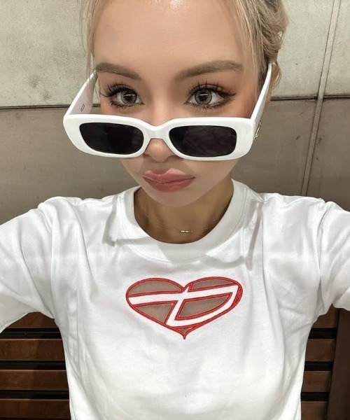 DURAS(デュラス)の「ハート刺繍カットアウトTシャツ(Tシャツ/カットソー・レディース・ブラック/ホワイト/ピンク・SMALL/MEDIUM)」の1枚目の写真