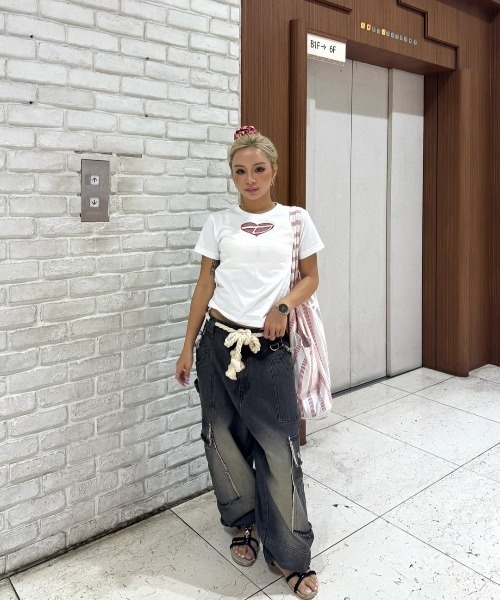 DURAS(デュラス)の「ハート刺繍カットアウトTシャツ(Tシャツ/カットソー・レディース・ブラック/ホワイト/ピンク・SMALL/MEDIUM)」の18枚目の写真