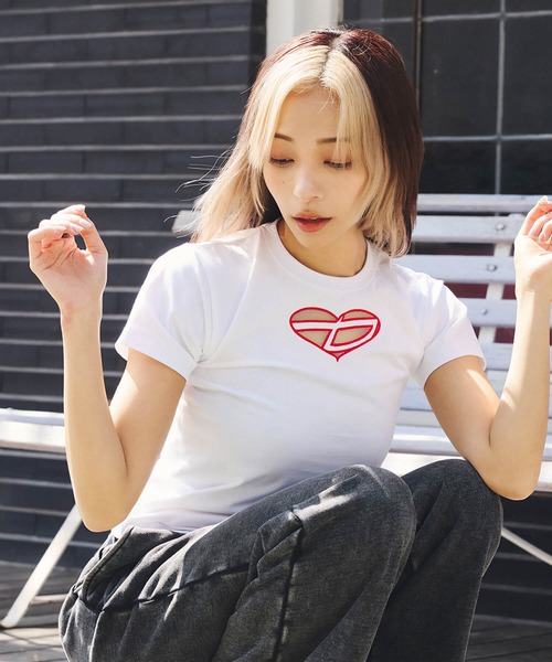 DURAS(デュラス)の「ハート刺繍カットアウトTシャツ(Tシャツ/カットソー・レディース・ブラック/ホワイト/ピンク・SMALL/MEDIUM)」の21枚目の写真