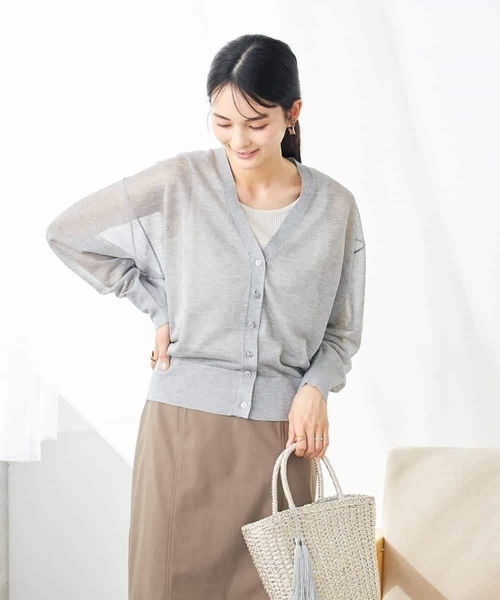 a.v.v（アーヴェヴェ）の「シアーVネックカーディガン（カーディガン/ボレロ・レディース・グレー/ブラック・36/40/38）」の2枚目の写真