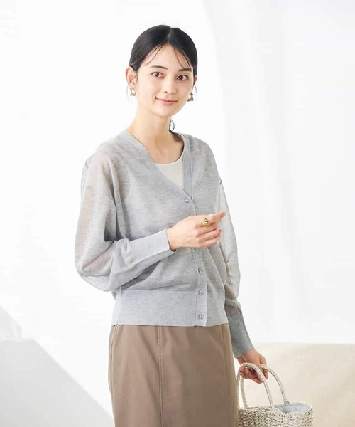 a.v.v（アーヴェヴェ）の「シアーVネックカーディガン（カーディガン/ボレロ・レディース・グレー/ブラック・36/40/38）」の3枚目の写真