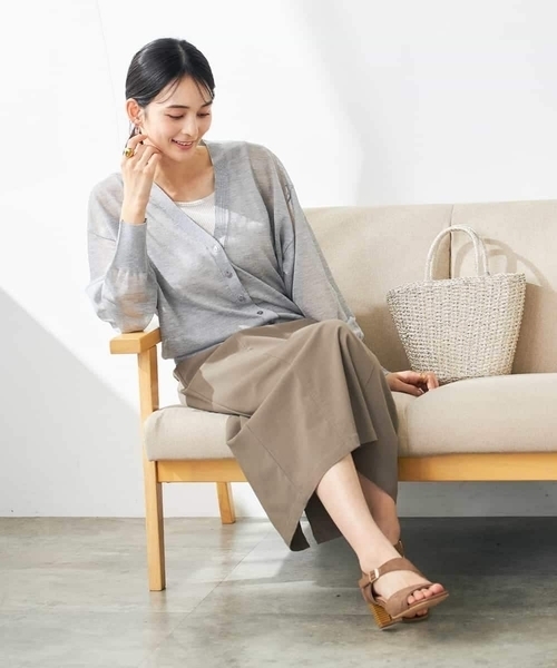 a.v.v（アーヴェヴェ）の「シアーVネックカーディガン（カーディガン/ボレロ・レディース・グレー/ブラック・36/40/38）」の11枚目の写真