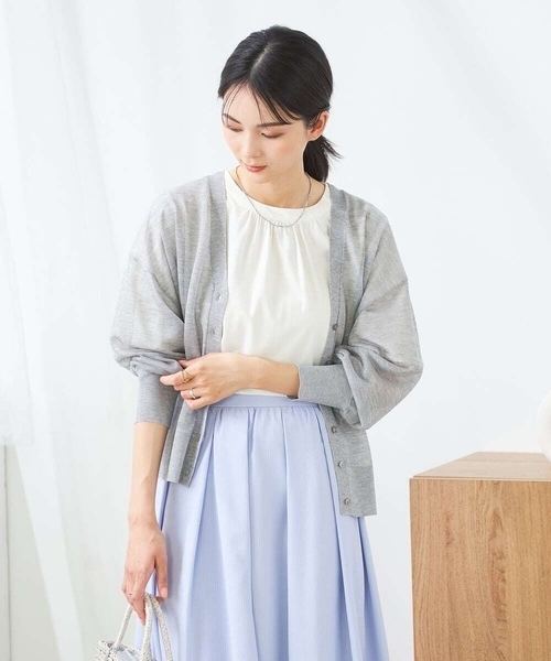 a.v.v（アーヴェヴェ）の「シアーVネックカーディガン（カーディガン/ボレロ・レディース・グレー/ブラック・36/40/38）」の13枚目の写真