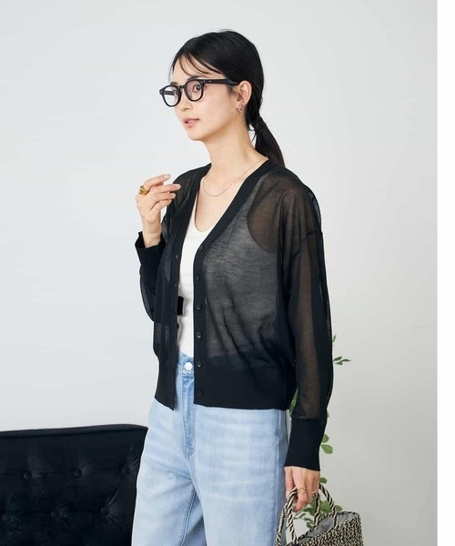 a.v.v（アーヴェヴェ）の「シアーVネックカーディガン（カーディガン/ボレロ・レディース・グレー/ブラック・36/40/38）」の18枚目の写真