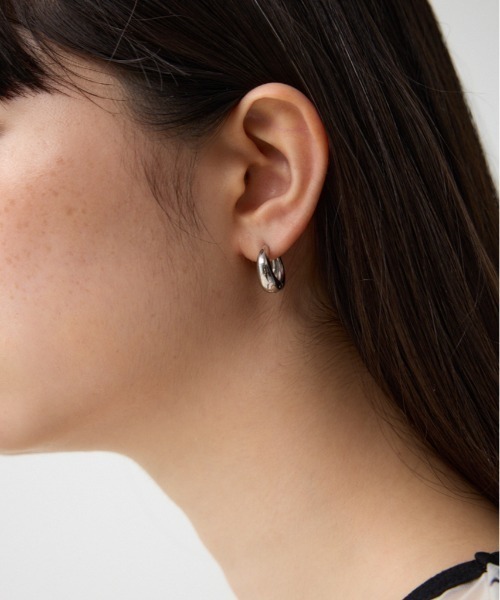AZUL by moussy（アズールバイマウジー）の「ステンレスプチフープピアス（ピアス（両耳用）・レディース・シルバー/ゴールド系その他・FREE）」の2枚目の写真