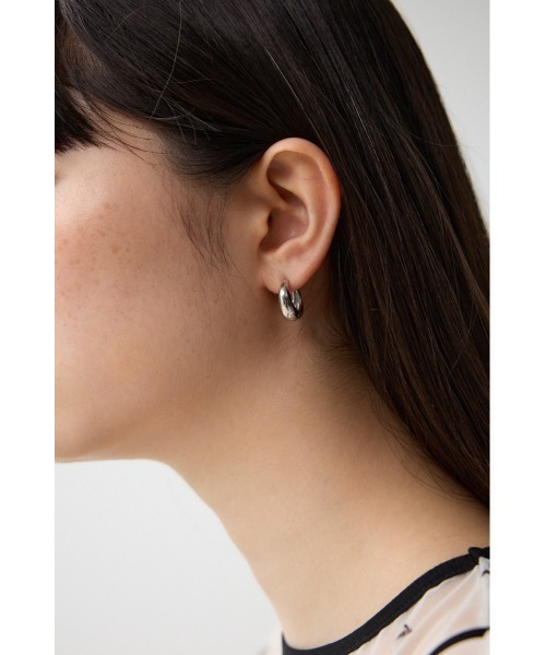 AZUL by moussy（アズールバイマウジー）の「ステンレスプチフープピアス（ピアス（両耳用）・レディース・シルバー/ゴールド系その他・FREE）」の3枚目の写真