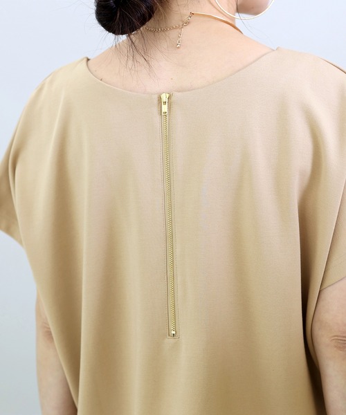 Aletta vita(アレッタビータ)の「ポンチバックファスナー2WAYプルオーバー(Tシャツ/カットソー・レディース・ベージュ/ブラック・M)」の11枚目の写真