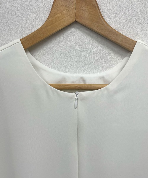 Futier land(フューティアランド)の「【接触冷感×UVカット】前後2WAY ジョーゼットTブラウス / 吸水速乾、防シワ(シャツ/ブラウス・レディース・ホワイト/グレイッシュベージュ/チャコールグレー/ネイビー/ベージュ・MEDIUM/LARGE)」の6枚目の写真