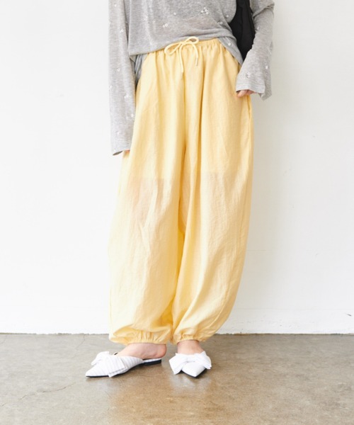 FMiBL（ファミル）の「リラクシーボリュームタックパンツ（その他パンツ・レディース・レッド/ホワイト/イエロー/ブラック/ブルー/グレー・FREE）」の2枚目の写真