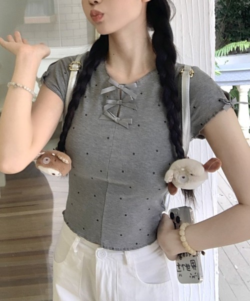 GEMEDA（ジェメダ）の「リボンレースアップドット柄コンパクトトップス（Tシャツ/カットソー・レディース・グレー/ライトベージュ・M）」の6枚目の写真