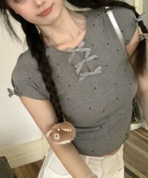 GEMEDA（ジェメダ）の「リボンレースアップドット柄コンパクトトップス（Tシャツ/カットソー・レディース・グレー/ライトベージュ・M）」の3枚目の写真