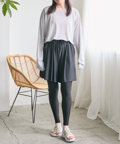 slattgir(スラットジール)の「高身長 ラッシュガードパンツ(UVカット・接触冷感・吸汗速乾)(トールサイズ)Essenave(ラッシュガード・レディース・ブラック・TM/TL)」の4枚目の写真