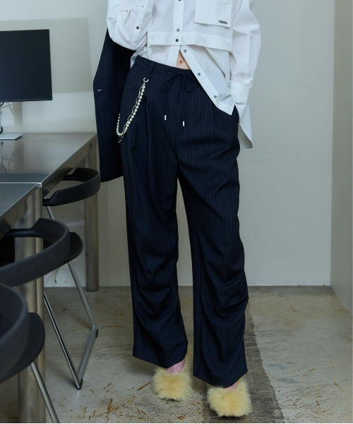 MAISON SPECIAL(メゾンスペシャル)の「With Chain Belt Draped Hem Slacks/チェーンベルト付きドレープヘムスラックス【MAISON SPECIAL/メゾンスペシャル】■セットアップ対応■(スラックス・レディース・グレー/ベージュ/ネイビー・36/38)」の3枚目の写真
