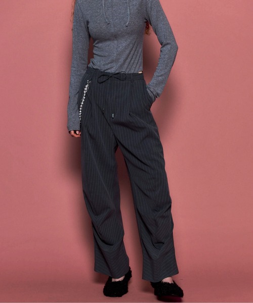 MAISON SPECIAL(メゾンスペシャル)の「With Chain Belt Draped Hem Slacks/チェーンベルト付きドレープヘムスラックス【MAISON SPECIAL/メゾンスペシャル】■セットアップ対応■(スラックス・レディース・グレー/ベージュ/ネイビー・36/38)」の19枚目の写真
