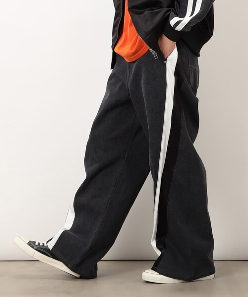 Purple&Yellow（パープルアンドイエロー）の「デニム×サテンラインワイドバギーパンツ（デニムパンツ・メンズ・インディゴブルー/ブラック・X-SMALL/SMALL/MEDIUM/LARGE）」の14枚目の写真