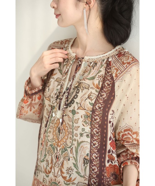 貝チャームが揺れるエスニック柄ブラウストップス