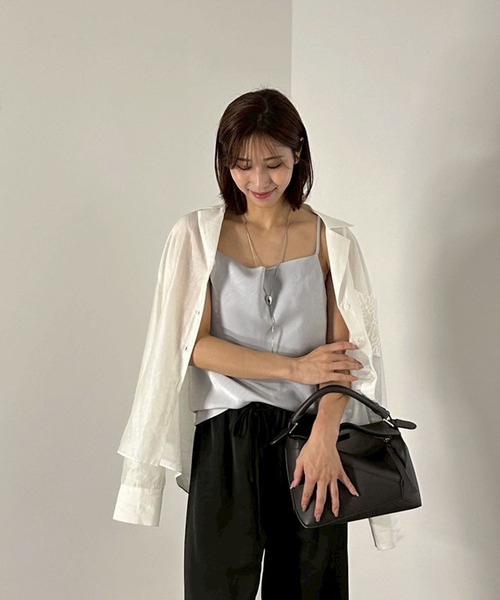 Reurie'(レウリィ)の「サテンキャミソール(chihiro select) / ノースリーブ ビスチェ シンプル きれいめ フェミニン 大人カジュアル ベージュ ブルー ブルグレー 水色 ブラック 黒(キャミソール・レディース・ブラック/ライトブルー/ベージュ・FREE)」の8枚目の写真