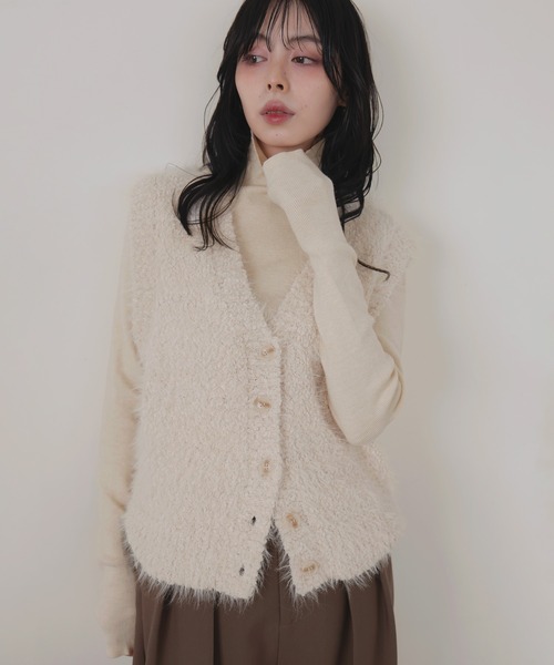 LIAN(リアン)の「フェザーVネックニット(ベスト・レディース・ブラウン/ブラック/アイボリー・FREE)」の2枚目の写真