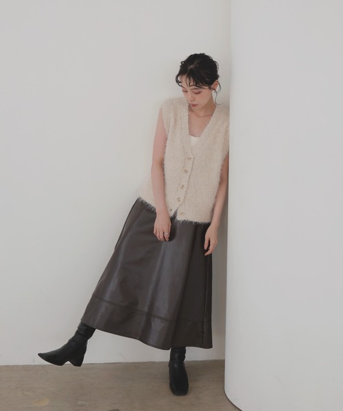 LIAN(リアン)の「フェザーVネックニット(ベスト・レディース・ブラウン/ブラック/アイボリー・FREE)」の16枚目の写真