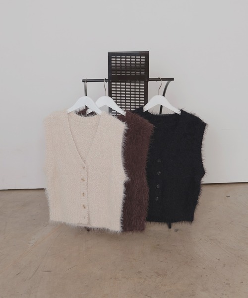 LIAN(リアン)の「フェザーVネックニット(ベスト・レディース・ブラウン/ブラック/アイボリー・FREE)」の5枚目の写真