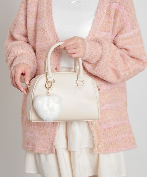 ベージュブラウンのハンドバッグ ホースチャームとハートチャーム ベージュブラウンのハンドバッグ ホースチャームとハートチャーム