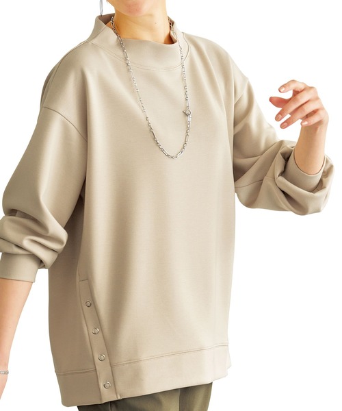 BELLUNA PLUS(ベルーナ)の「裾ボタン使いスタンドネックプルオーバー(Tシャツ/カットソー・レディース・マスタード/アイボリー/チャコール・X-LARGE/MEDIUM/LARGE)」の2枚目の写真