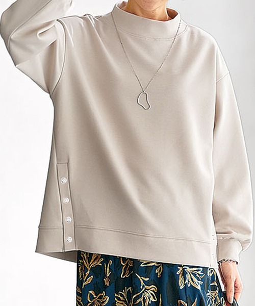 BELLUNA PLUS(ベルーナ)の「裾ボタン使いスタンドネックプルオーバー(Tシャツ/カットソー・レディース・マスタード/アイボリー/チャコール・X-LARGE/MEDIUM/LARGE)」の4枚目の写真
