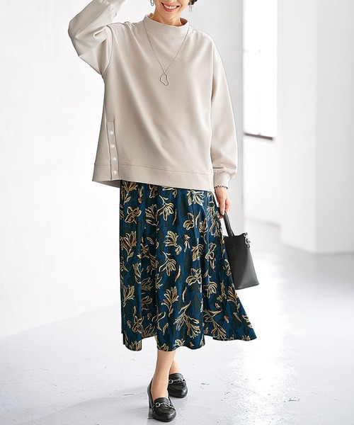 BELLUNA PLUS(ベルーナ)の「裾ボタン使いスタンドネックプルオーバー(Tシャツ/カットソー・レディース・マスタード/アイボリー/チャコール・X-LARGE/MEDIUM/LARGE)」の5枚目の写真