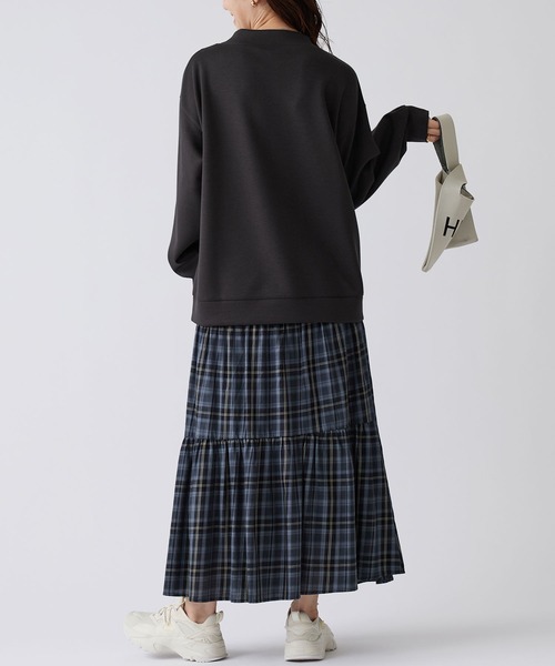 BELLUNA PLUS(ベルーナ)の「裾ボタン使いスタンドネックプルオーバー(Tシャツ/カットソー・レディース・マスタード/アイボリー/チャコール・X-LARGE/MEDIUM/LARGE)」の12枚目の写真