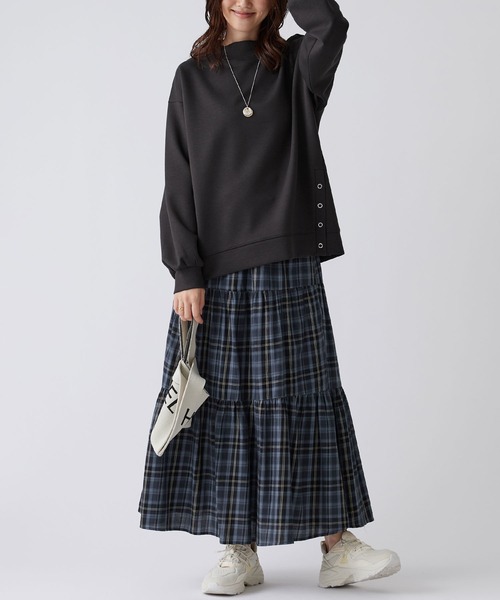 BELLUNA PLUS(ベルーナ)の「裾ボタン使いスタンドネックプルオーバー(Tシャツ/カットソー・レディース・マスタード/アイボリー/チャコール・X-LARGE/MEDIUM/LARGE)」の10枚目の写真