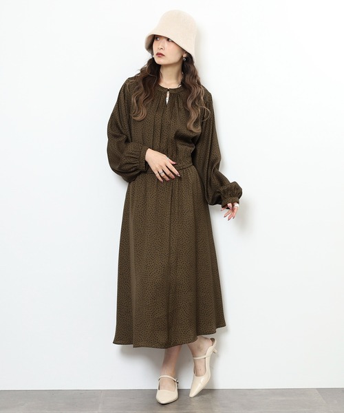 EGLANTINE(エグランティーヌ)の「EGLANTINE プリントワンピース(ワンピース・レディース・カーキ/ブラック・38)」の1枚目の写真