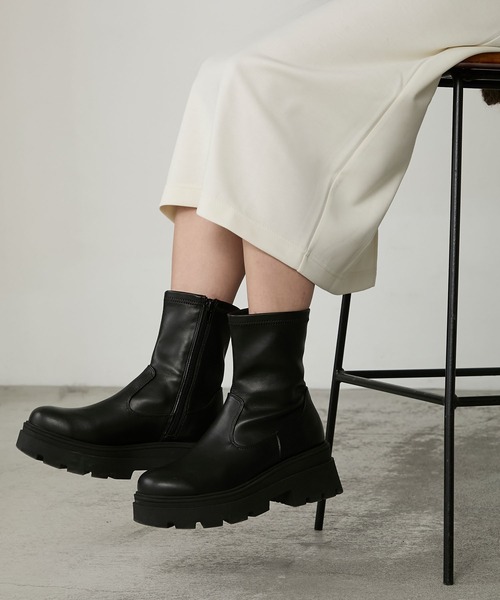 MONO-MART（モノマート）の「ストレッチボリュームトラックソールショートブーツ（ブーツ・レディース・ダークブラウン/ブラック・M/S/L）」の4枚目の写真