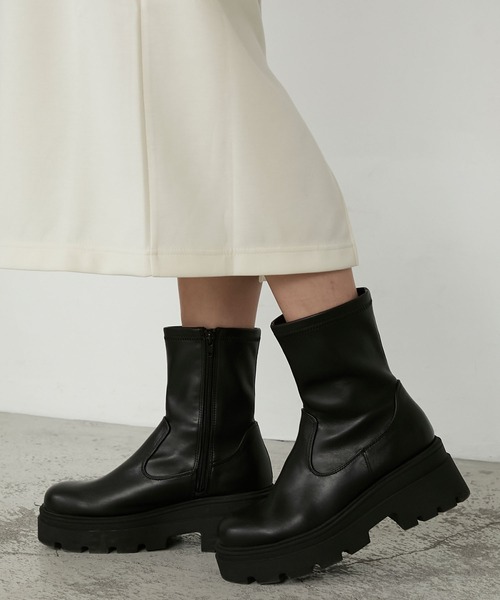 MONO-MART（モノマート）の「ストレッチボリュームトラックソールショートブーツ（ブーツ・レディース・ダークブラウン/ブラック・M/S/L）」の5枚目の写真