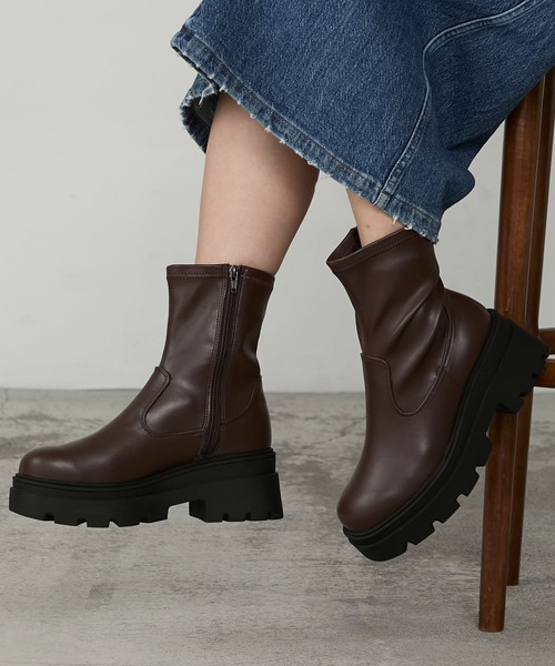 MONO-MART（モノマート）の「ストレッチボリュームトラックソールショートブーツ（ブーツ・レディース・ダークブラウン/ブラック・M/S/L）」の15枚目の写真