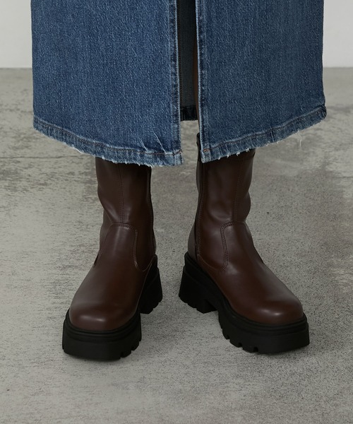 MONO-MART（モノマート）の「ストレッチボリュームトラックソールショートブーツ（ブーツ・レディース・ダークブラウン/ブラック・M/S/L）」の16枚目の写真