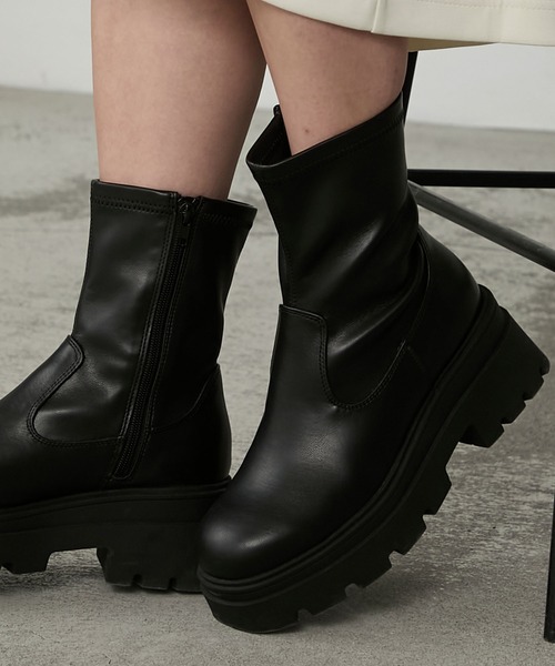 MONO-MART（モノマート）の「ストレッチボリュームトラックソールショートブーツ（ブーツ・レディース・ダークブラウン/ブラック・M/S/L）」の3枚目の写真