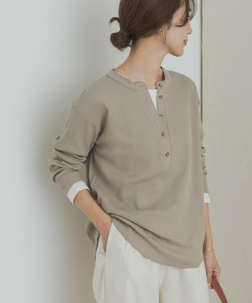 URBAN RESEARCH DOORS（アーバンリサーチドアーズ）の「レイヤード風ワッフルヘンリープルオーバー（Tシャツ/カットソー・レディース・チャコールグレー/ベージュ系その他・MEDIUM）」の5枚目の写真