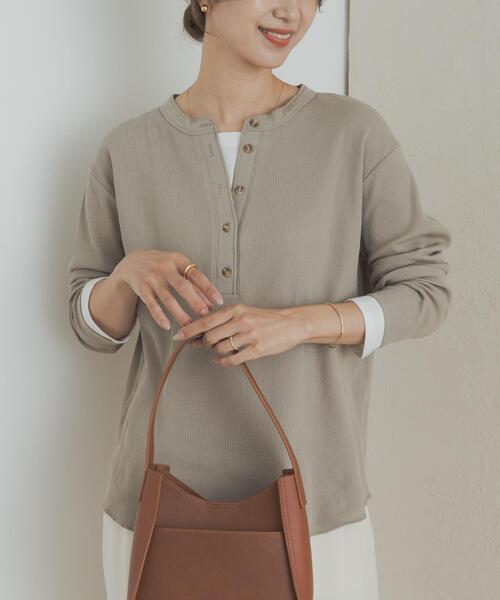 URBAN RESEARCH DOORS（アーバンリサーチドアーズ）の「レイヤード風ワッフルヘンリープルオーバー（Tシャツ/カットソー・レディース・チャコールグレー/ベージュ系その他・MEDIUM）」の6枚目の写真