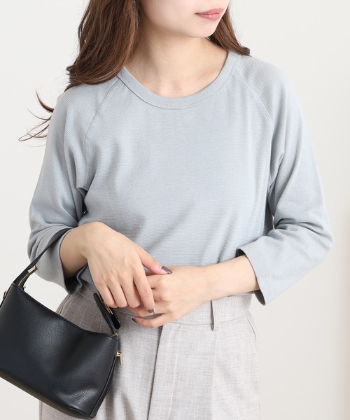 OMNES(オムネス)の「ストレッチジャガード クルーネック六分袖Tシャツ(Tシャツ/カットソー・レディース・スモークグレー/ホワイト/ベージュ系その他/ブルーグレー/グレー系その他・WOMENS M/WOMENS L/M)」の2枚目の写真